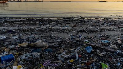 Restos de plástico en la playa de Capurro, en la bahía de Montevideo (Uruguay)