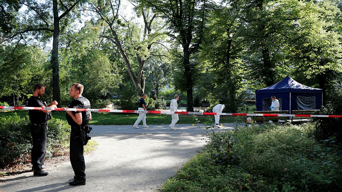 Alman polisler, Berlin'de Gürcistan vatandaşının vurulduğu noktada araştırma yaparken
