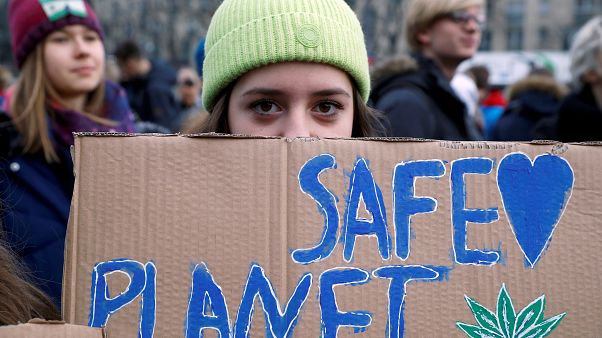 Una activista con una pancarta en una manifestación, parte de la Huelga Climática Global del movimiento "Viernes para el Futuro" en Varsovia, Polonia, el 29 de noviembre, 2019 Una activista con una pancarta en una manifestación, parte de la Huelga Climática Global del movimiento "Viernes para el Futuro" en Varsovia, Polonia, el 29 de noviembre, 2019