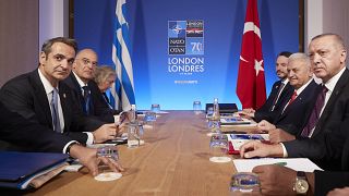 Ο πρωθυπουργός της Ελλάδας Κυριάκος Μητσοτάκης συνομιλεί με τον Πρόεδρο της Τουρκίας Ρετζέπ Ταγίπ Ερντογάν 