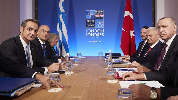Ο πρωθυπουργός της Ελλάδας Κυριάκος Μητσοτάκης συνομιλεί με τον Πρόεδρο της Τουρκίας Ρετζέπ Ταγίπ Ερντογάν Ο πρωθυπουργός της Ελλάδας Κυριάκος Μητσοτάκης συνομιλεί με τον Πρόεδρο της Τουρκίας Ρετζέπ Ταγίπ Ερντογάν