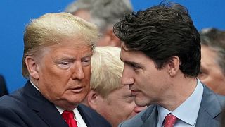 El presidente de Estados Unidos Donald Trump conversa con el primer ministro de Canadá, Justin Trudeau en la cumbre de la OTAN, Reino Unido, el 4 de diciembre de 2019