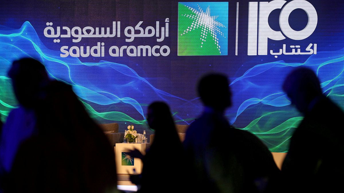 علامة الاكتتاب العام لشركة أرامكو السعودية خلال مؤتمر صحفي لشركة النفط الحكومية في الظهران
