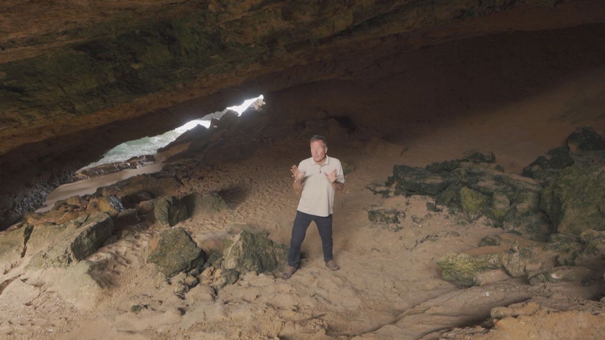 Business Angola programının sunucusu Chris Burns Namibe bölgesindeki çölün ucunda bir mağarada