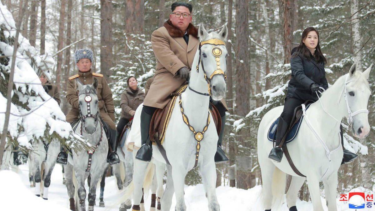 Kim Jong Un, eşi ve generalleri 