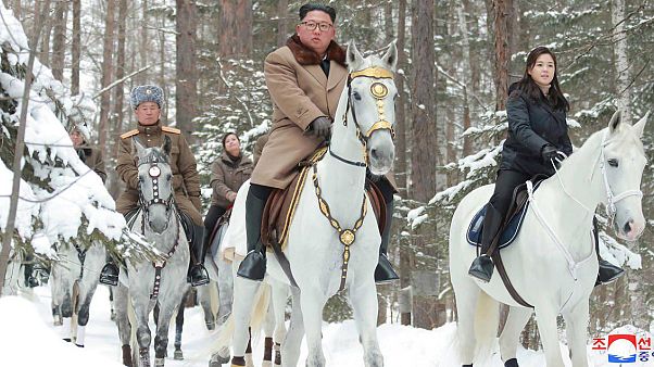 Kim Jong Un, eşi ve generalleri Kim Jong Un, eşi ve generalleri