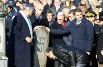  وزير الداخلية الفرنسي كريستوف كاستانير، في مقبرة بلدة ويستهوفن، حيث قام مجهولون برسم الصليب المعقوف على قبور يهودية