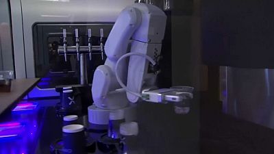 شاهد: روبوت يقدم للزبائن قهوة بالحليب في مطار كاليفورنيا
