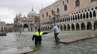Βενετία: Οι γονδολιέρηδες έγιναν δύτες