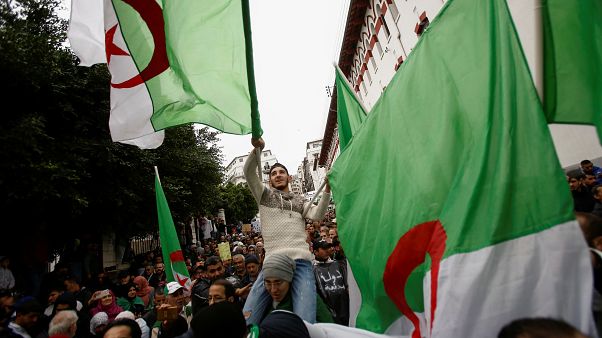 استئناف أول محاكمة بتهمة الفساد لمسؤولين سابقين في الجزائر استئناف أول محاكمة بتهمة الفساد لمسؤولين سابقين في الجزائر