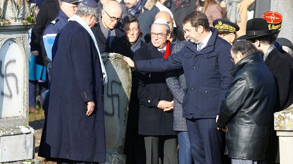 107 Gräber mit Hakenkreuzen geschändet - Paris kündigt Maßnahmen an 107 Gräber mit Hakenkreuzen geschändet - Paris kündigt Maßnahmen an