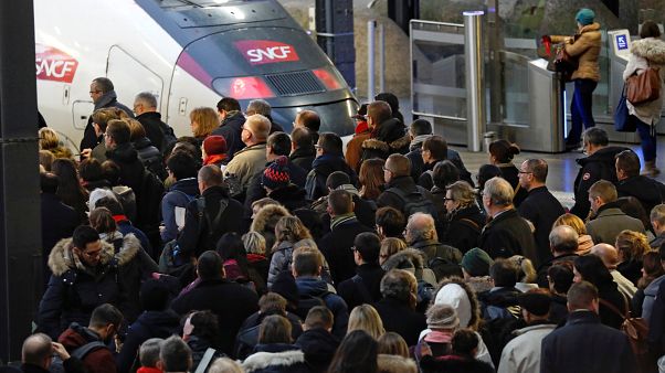 Francia paralizada por una huelga contra la reforma de las pensiones del Gobierno de Macron Francia paralizada por una huelga contra la reforma de las pensiones del Gobierno de Macron