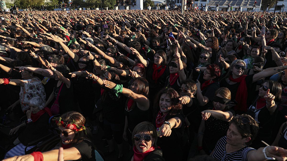 Miles de chilenas entonan y bailan al unísono el cántico feminista "Un violador en tu camino" 