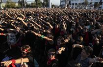 Miles de chilenas entonan y bailan al unísono el cántico feminista "Un violador en tu camino" 