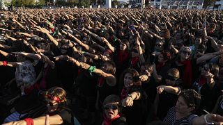 Miles de chilenas entonan y bailan al unísono el cántico feminista "Un violador en tu camino"