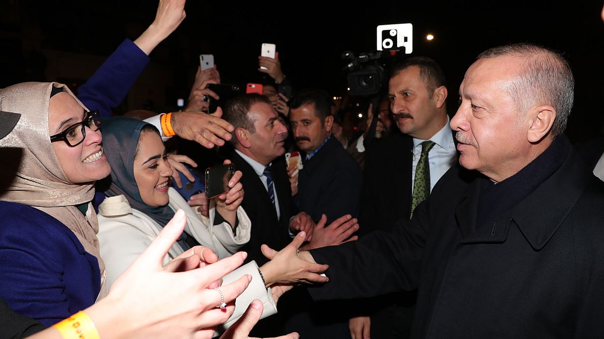 Erdoğan, NATO Liderler Zirvesi için geldiği Londra'da, Old Billingsgate binasında İngiltere'deki Türk vatandaşları ve Müslüman toplumuyla bir araya geldi