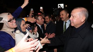Erdoğan, NATO Liderler Zirvesi için geldiği Londra'da, Old Billingsgate binasında İngiltere'deki Türk vatandaşları ve Müslüman toplumuyla bir araya geldi