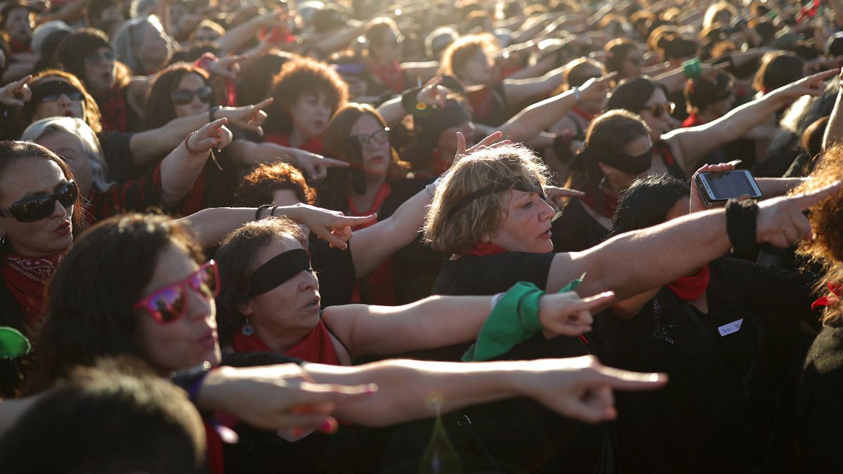 هزاران زن  در شیلی پرفرمنس «تو متجاوز هستی» را در برابر استادیوم ملی سانتیاگو اجرا کردند 