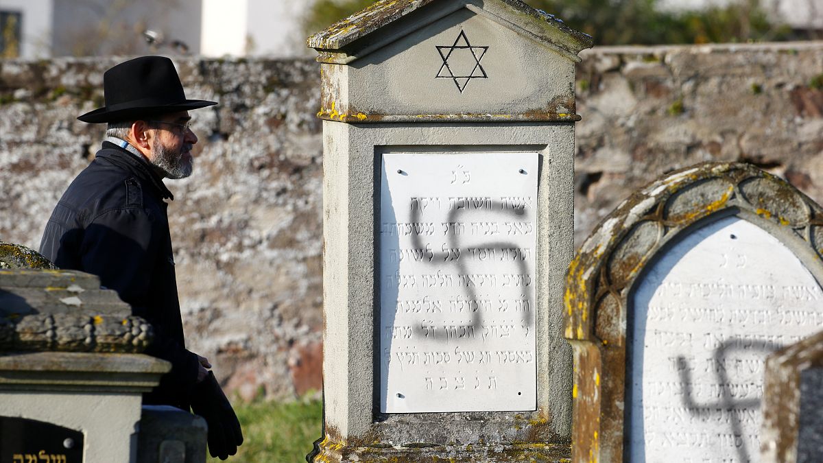 Irkçı saldırıya uğrayan Yahudi mezarlığı, Strazburg