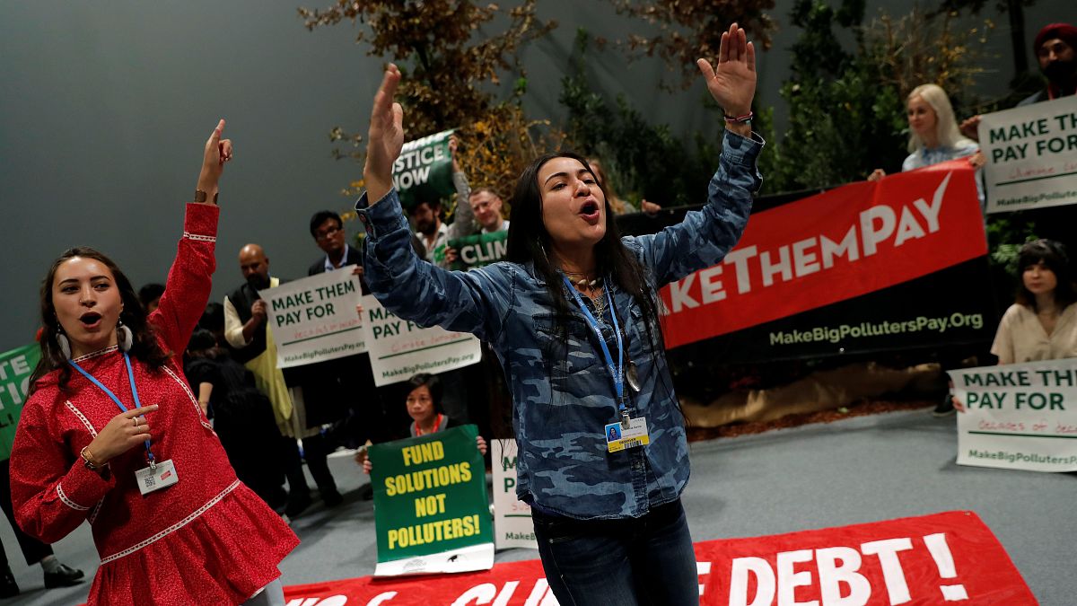 نشطاء المناخ يحتجون في إطار حملة "دفع كبار الملوثين للدفع" داخل مكان انعقاد مؤتمر الأمم المتحدة لتغير المناخ