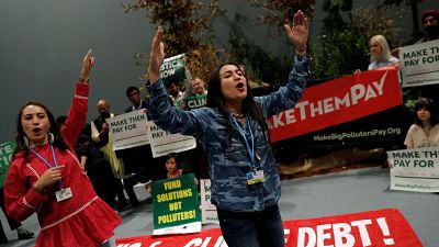 نشطاء المناخ يحتجون في إطار حملة "دفع كبار الملوثين للدفع" داخل مكان انعقاد مؤتمر الأمم المتحدة لتغير المناخ