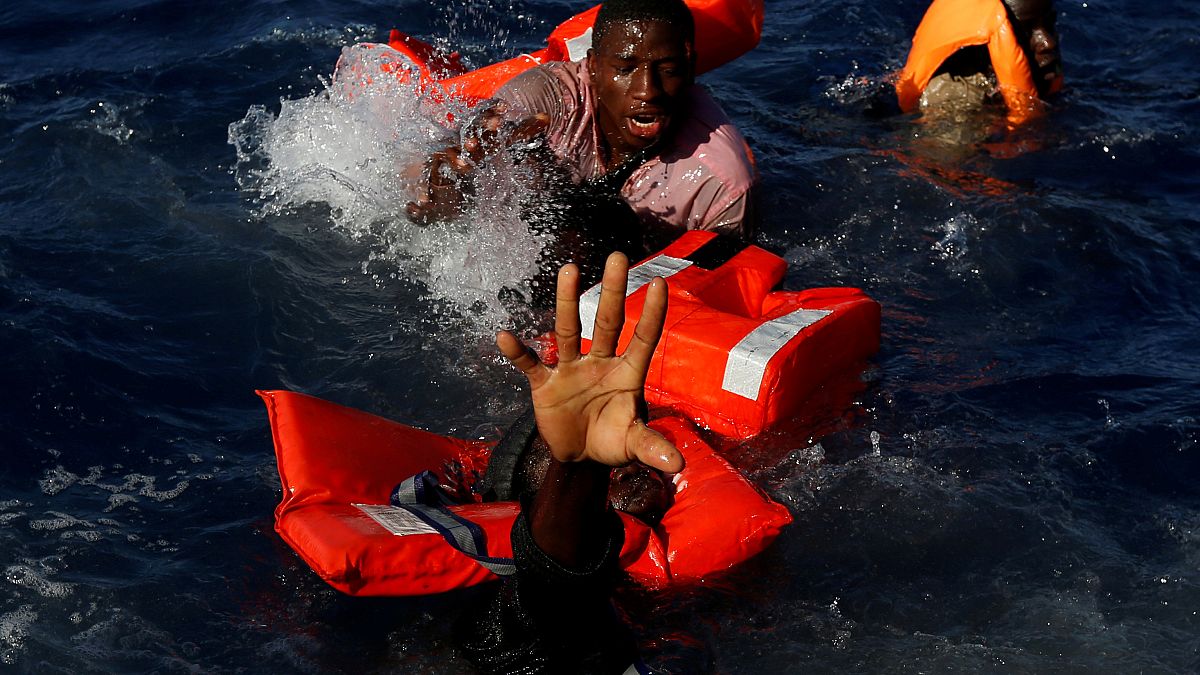 صورة لمهاجرين خلال عملية إنقاذ اختارتها وكالة رويترز للأنباء كصورة السنوات العشر الأخيرة 