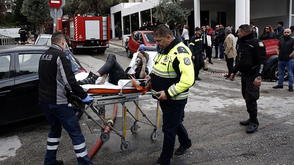 Πυροσβέστες απεγκλωβίζουν ανθρώπους που εγκλωβίστηκαν στο ξενοδοχείο Athenaeum Palace Πυροσβέστες απεγκλωβίζουν ανθρώπους που εγκλωβίστηκαν στο ξενοδοχείο Athenaeum Palace