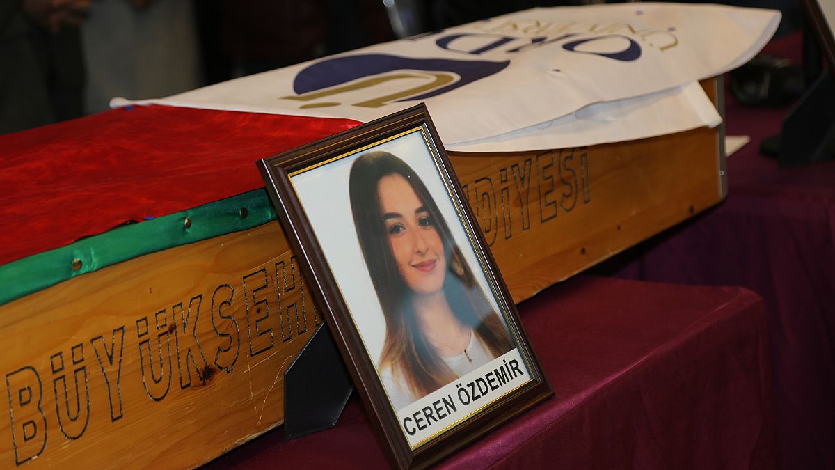 Ordu'nun Altınordu ilçesinde, uğradığı bıçaklı saldırı sonucu yaşamını yitiren üniversite öğrencisi Ceren Özdemir için Ordu Üniversitesinde tören düzenlendi.