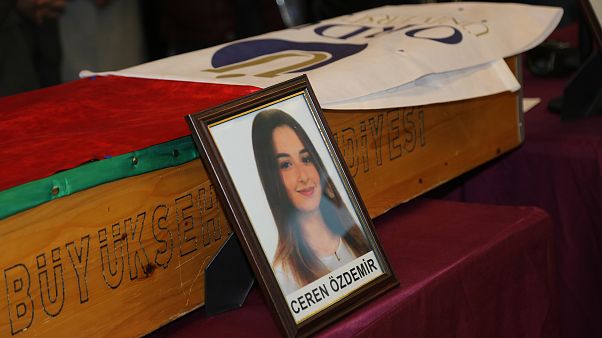 Ordu'nun Altınordu ilçesinde, uğradığı bıçaklı saldırı sonucu yaşamını yitiren üniversite öğrencisi Ceren Özdemir için Ordu Üniversitesinde tören düzenlendi. Ordu'nun Altınordu ilçesinde, uğradığı bıçaklı saldırı sonucu yaşamını yitiren üniversite öğrencisi Ceren Özdemir için Ordu Üniversitesinde tören düzenlendi.