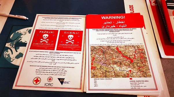 Minen in Bosnien: Flyer warnen Geflüchtete in 5 Sprachen Minen in Bosnien: Flyer warnen Geflüchtete in 5 Sprachen