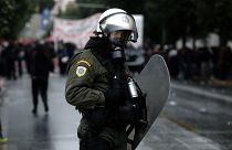 Αστυνομικός των ΜΑΤ στέκεται μπροστά στους διαδηλωτές (αρχείου)