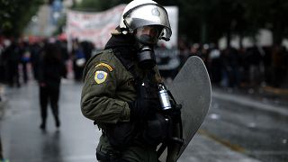 Αστυνομικός των ΜΑΤ στέκεται μπροστά στους διαδηλωτές (αρχείου)