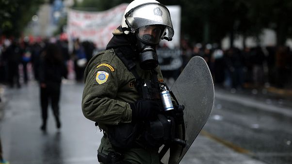 Αστυνομικός των ΜΑΤ στέκεται μπροστά στους διαδηλωτές (αρχείου) Αστυνομικός των ΜΑΤ στέκεται μπροστά στους διαδηλωτές (αρχείου)