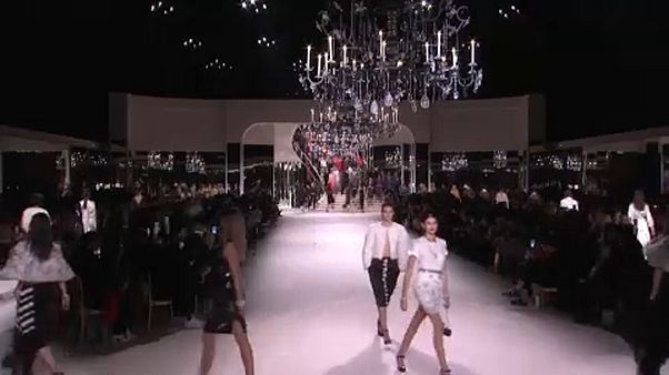 Lagerfeld öröksége az új Chanel-kollekcióban is tovább él Lagerfeld öröksége az új Chanel-kollekcióban is tovább él