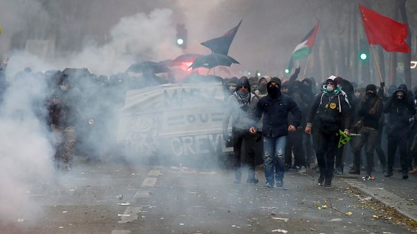 Paris'te polis göstericiler göz yaşartıcı gazla müdahale etti Paris'te polis göstericiler göz yaşartıcı gazla müdahale etti