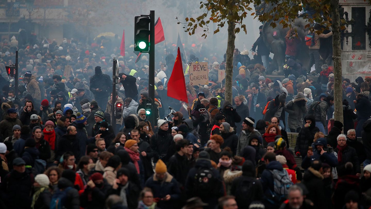 شاهد إضراب عام يشل الحركة في فرنسا وأعمال عنف تندلع في باريس ونانت Euronews