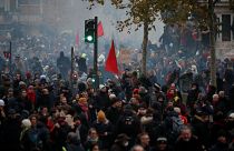 شاهد: إضراب عام يشلّ الحركة في فرنسا وأعمال عنف تندلع في باريس ونانت