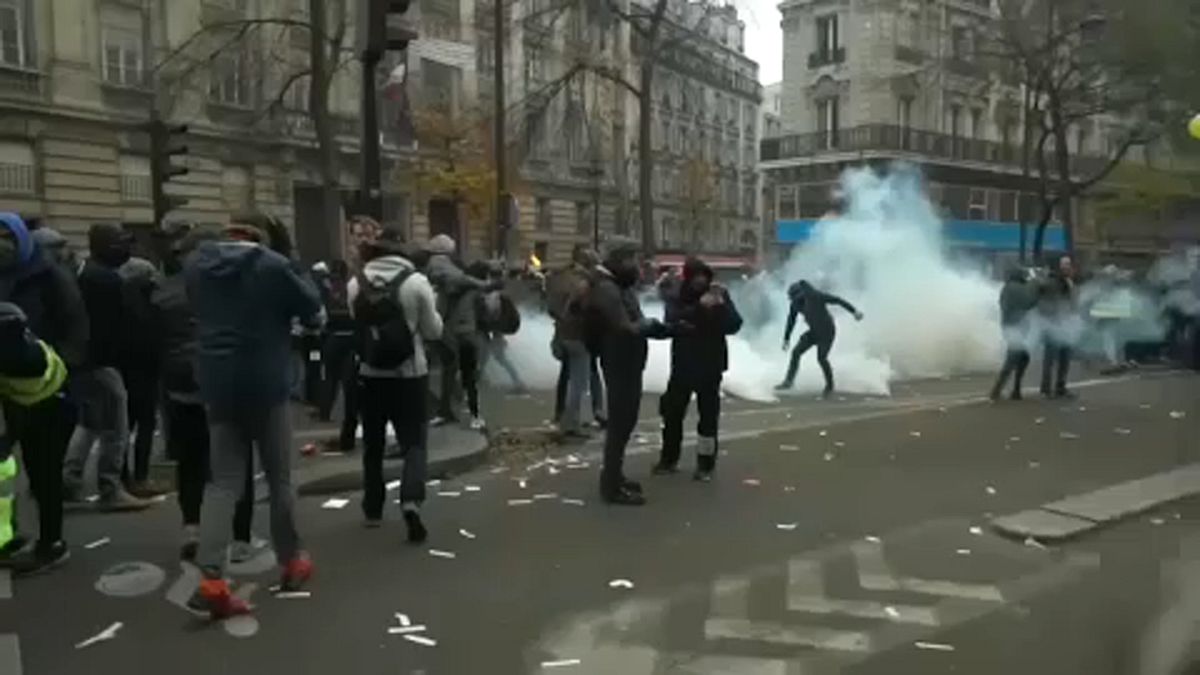 Полиция Парижа использовала слезоточивый газ против манифестантов