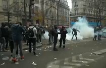 Zavargásokká fajult a tüntetés a nagy francia sztrájk napján