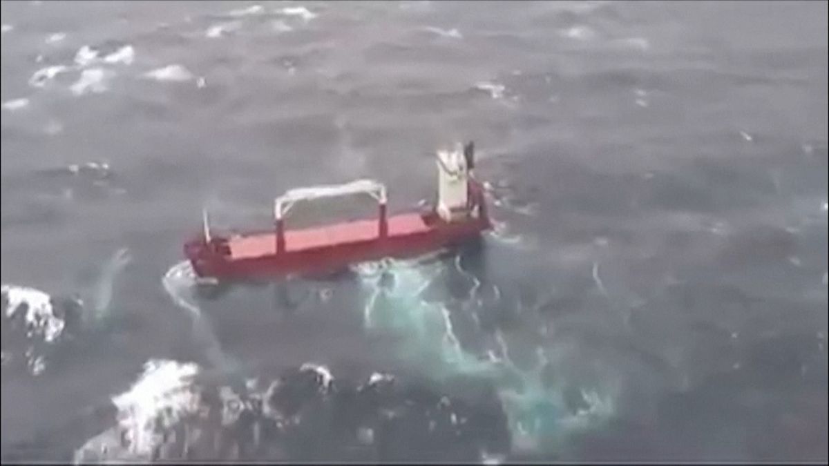شاهد: إنقاذ طاقم سفينة شحن تصارع الرياح والأمواج قرب اليونان