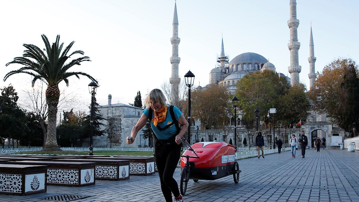 روزي سوال بوب تركض عبر شوارع اسطنبول خلال رحلتها التي انطلقت من لندن باتجاه كاتماندو -2019/12/05 - 
