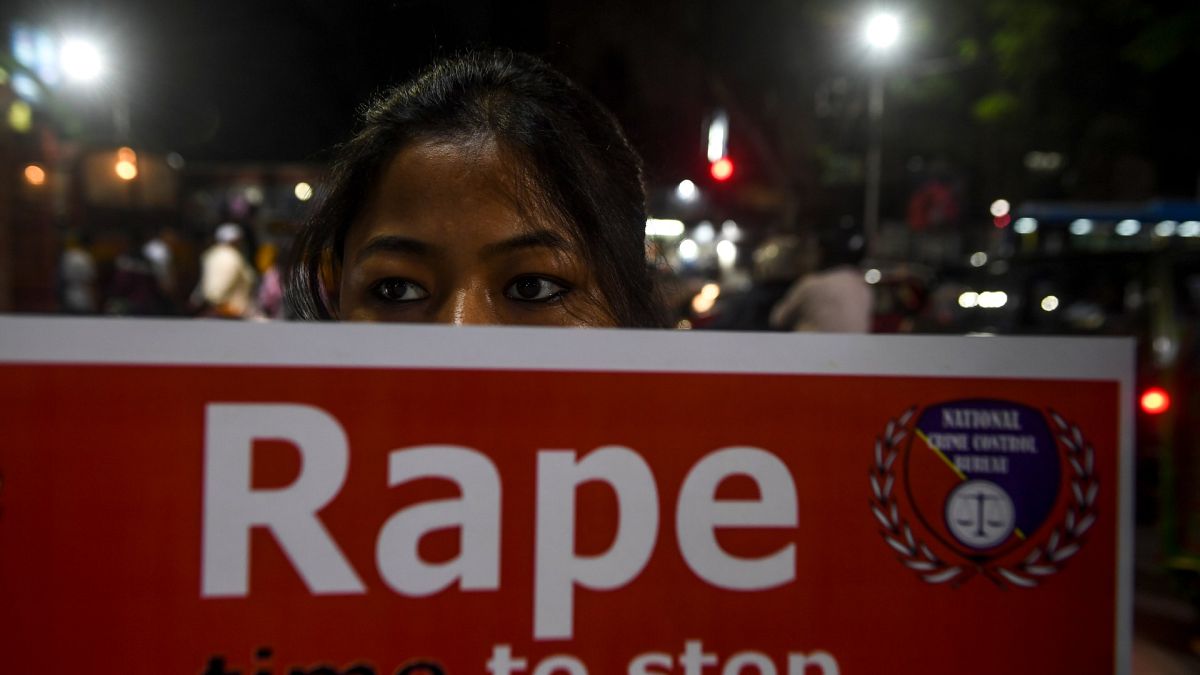 Tecavüz kurbanı kadın mahkeme yolunda zanlı ve arkadaşları tarafından yakıldı