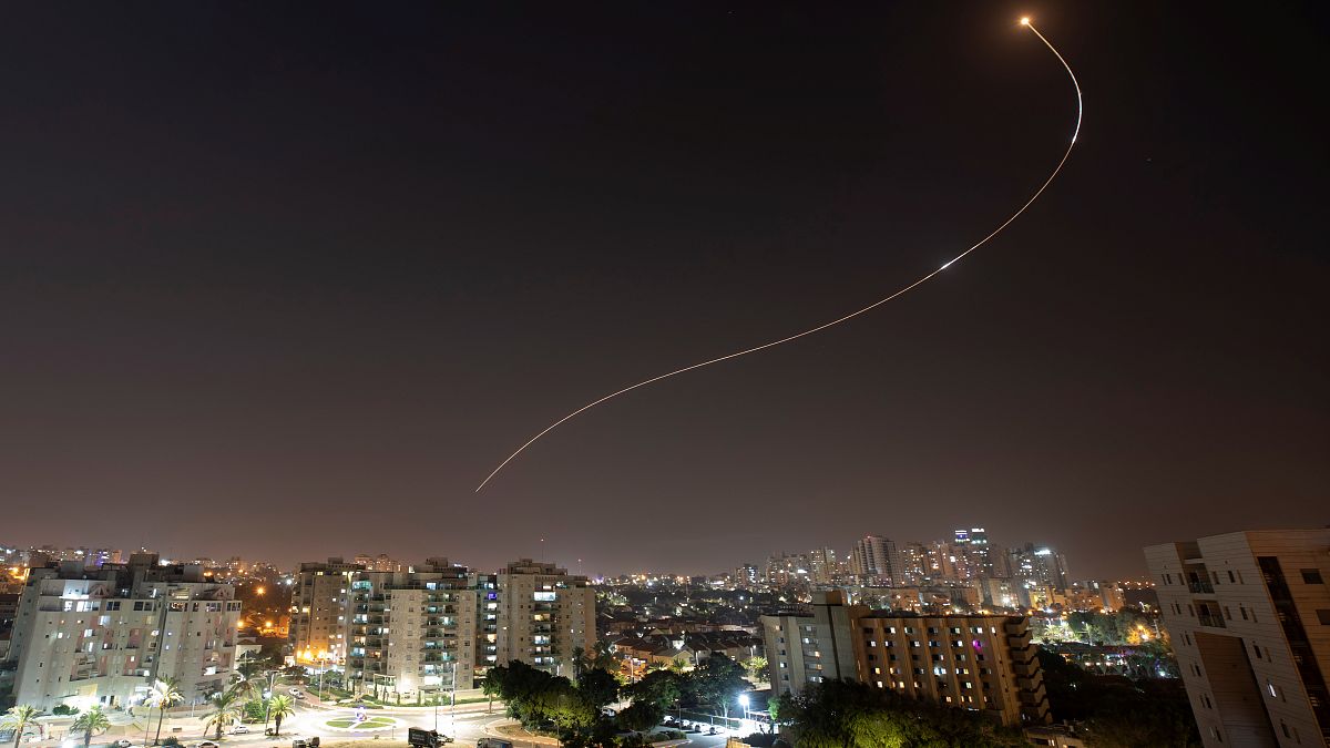 صورة خلال اعتراض نظام القبة الحديدية لإطلاق صواريخ من غزة باتجاه إسرائيل