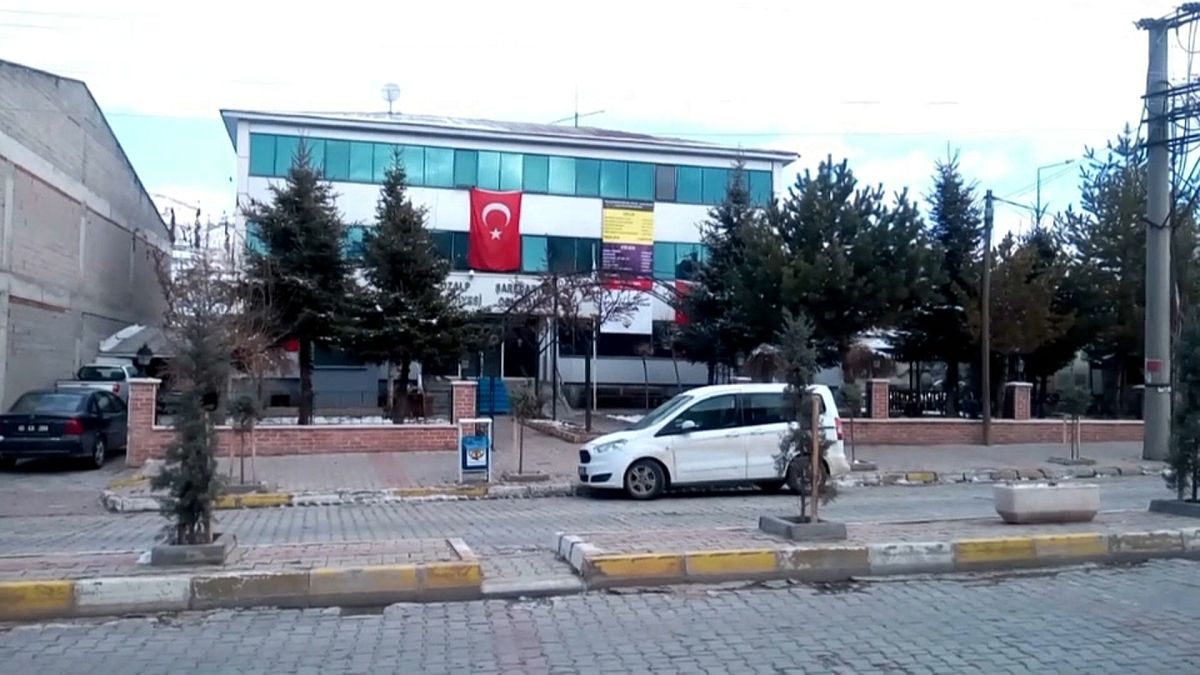 Van'ın Muradiye ve Özalp belediye başkanları ile eş başkanları gözaltına alındı