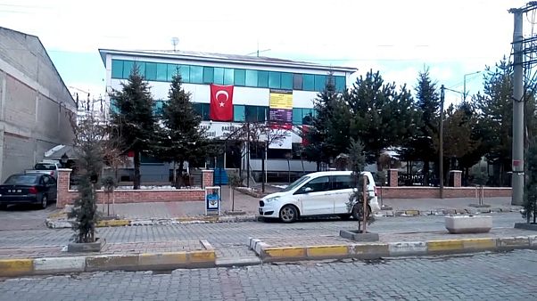 Van'ın Muradiye ve Özalp belediye başkanları ile eş başkanları gözaltına alındı Van'ın Muradiye ve Özalp belediye başkanları ile eş başkanları gözaltına alındı