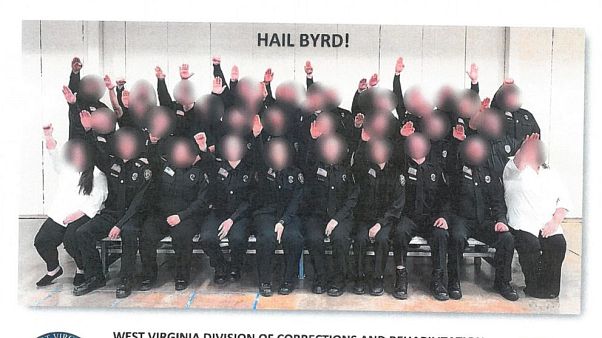 Nazi selamı veren cezaevi çalışanı kursiyerler Nazi selamı veren cezaevi çalışanı kursiyerler