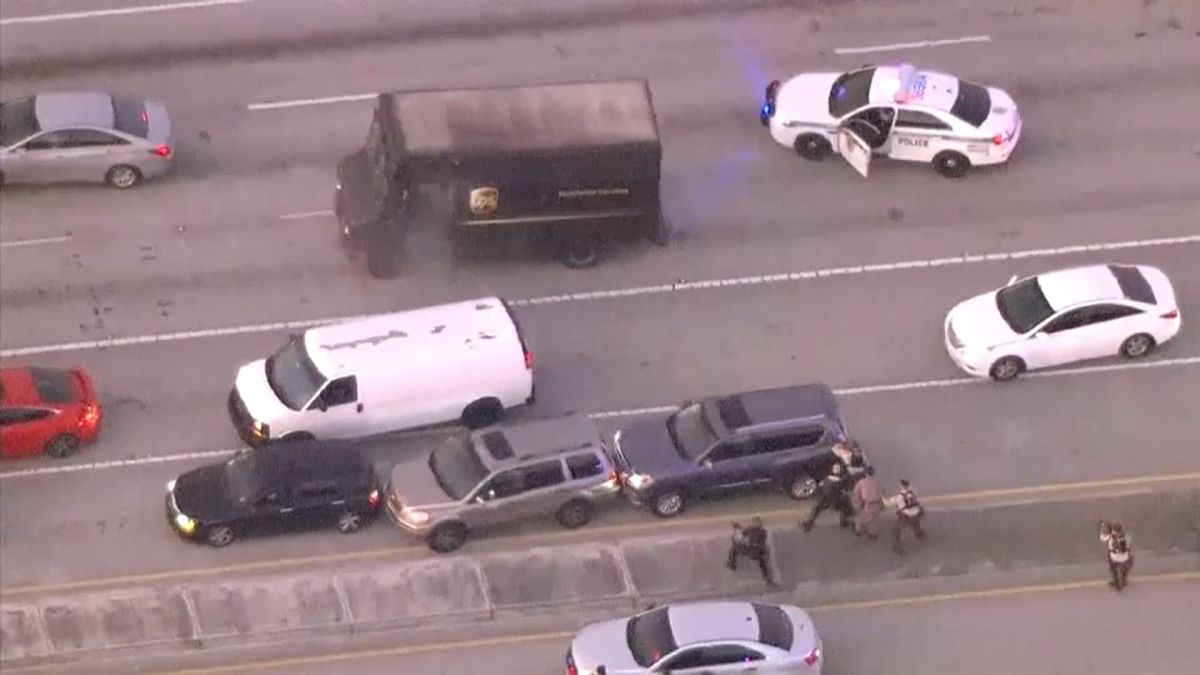 Florida eyaletinde iki silahlı soyguncu bir kuyumcuyu soymasının ardından United Parcel Service (UPS) şirketine ait bir kamyonu çaldı