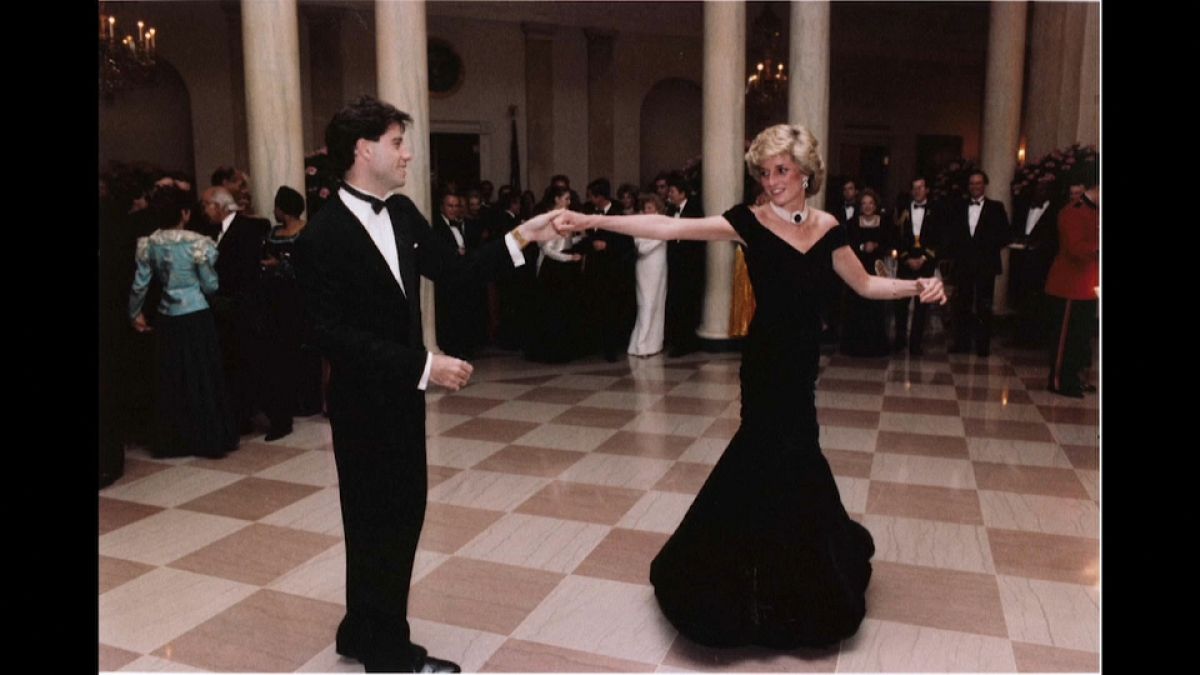 Prinzessin Dianas berühmtes Abendkleid wird versteigert