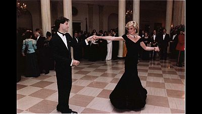 Vestido que Diana usou na dança com Travolta vai novamente a leilão