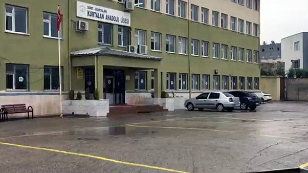 Kız öğrencilerin etek boyunu ölçtüğü iddia edilen Siirt Kurtalan Anadolu Lisesi Müdürü açığa alındı Kız öğrencilerin etek boyunu ölçtüğü iddia edilen Siirt Kurtalan Anadolu Lisesi Müdürü açığa alındı